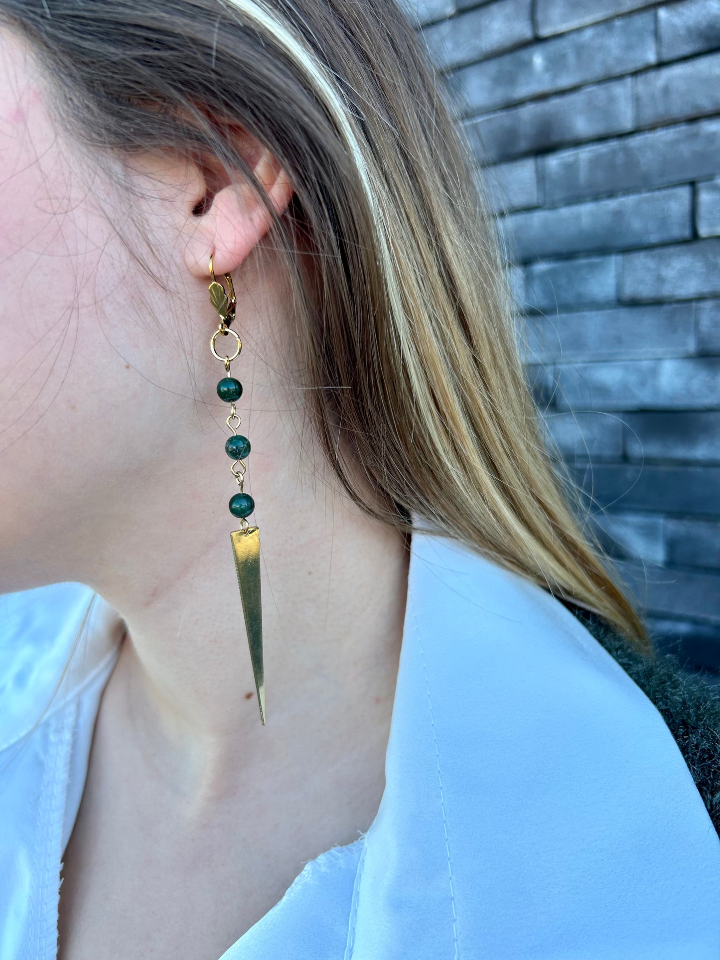 Boucle oreille pierres indiennes et triangle doré Nicole Cavallaro n°87